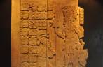 Placa maya com desenhos e hieroglifos, no museu das ruínas de Palenque, em Chiapas, no sul do México